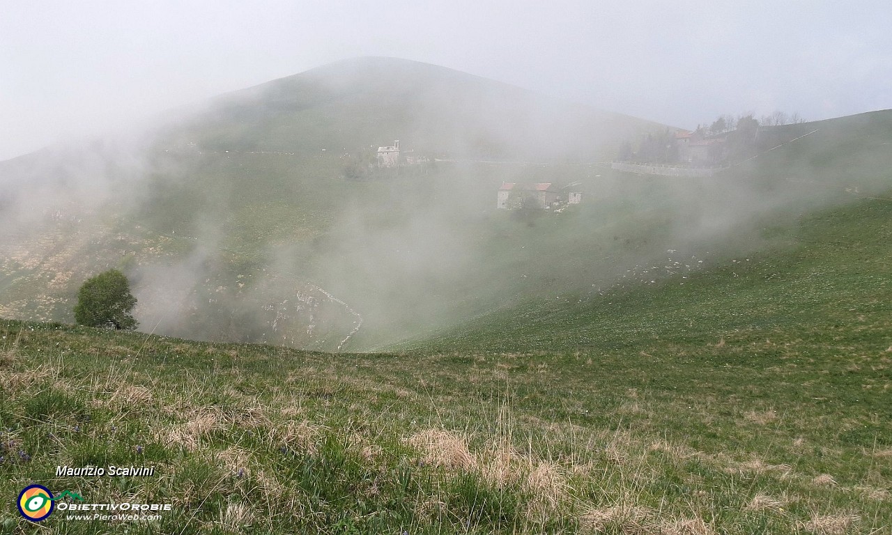 57 Dalle nebbie spunta il Linzone....JPG